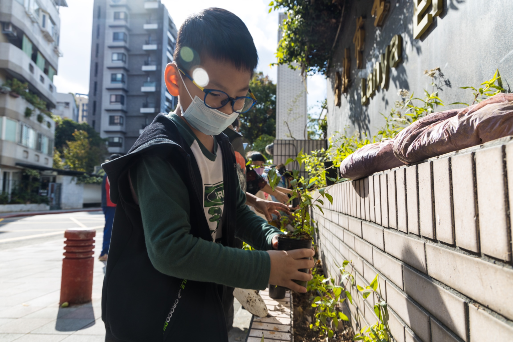 蘭雅國小學生響應植樹嘉年華活動(記者 高韋傑攝)