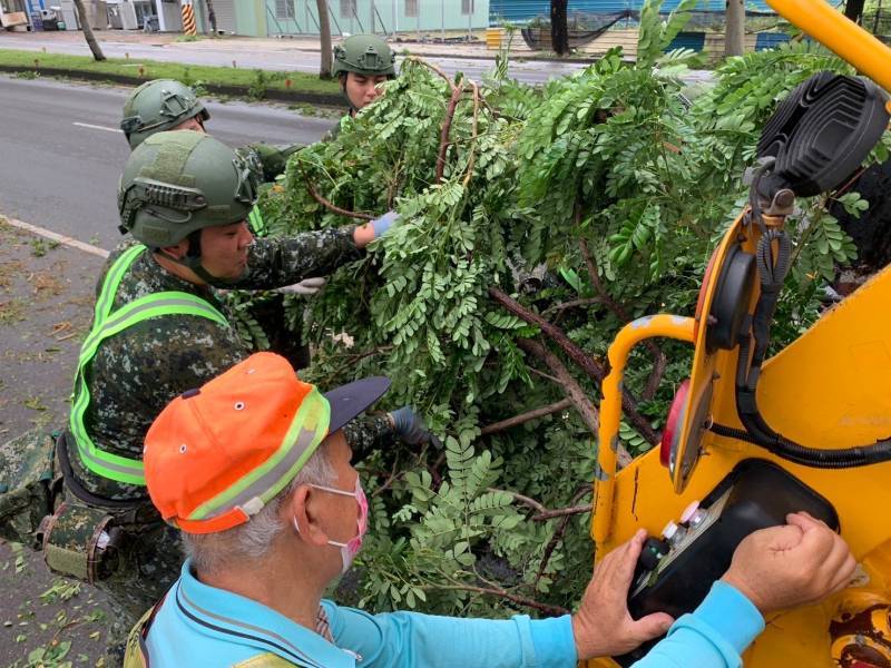 43砲指部協助高雄市市區大型斷枝及樹木清理。（第四作戰區提供）