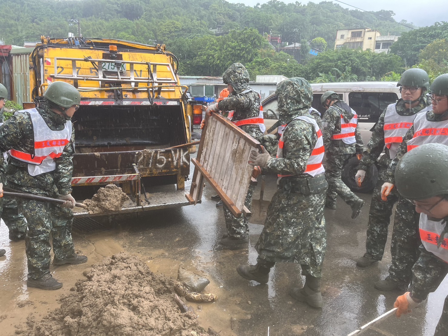 第三作戰區官兵協力瑞芳地區道路大型廢棄物清理。