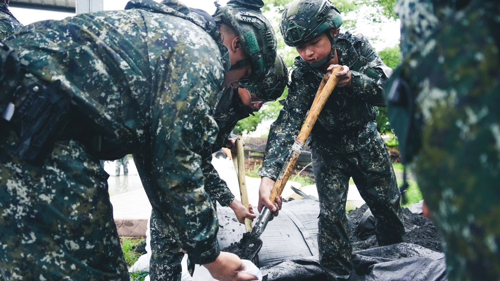 陸軍機步第三三三旅官兵至林邊鄉公所整備沙包。（第四作戰區提供）