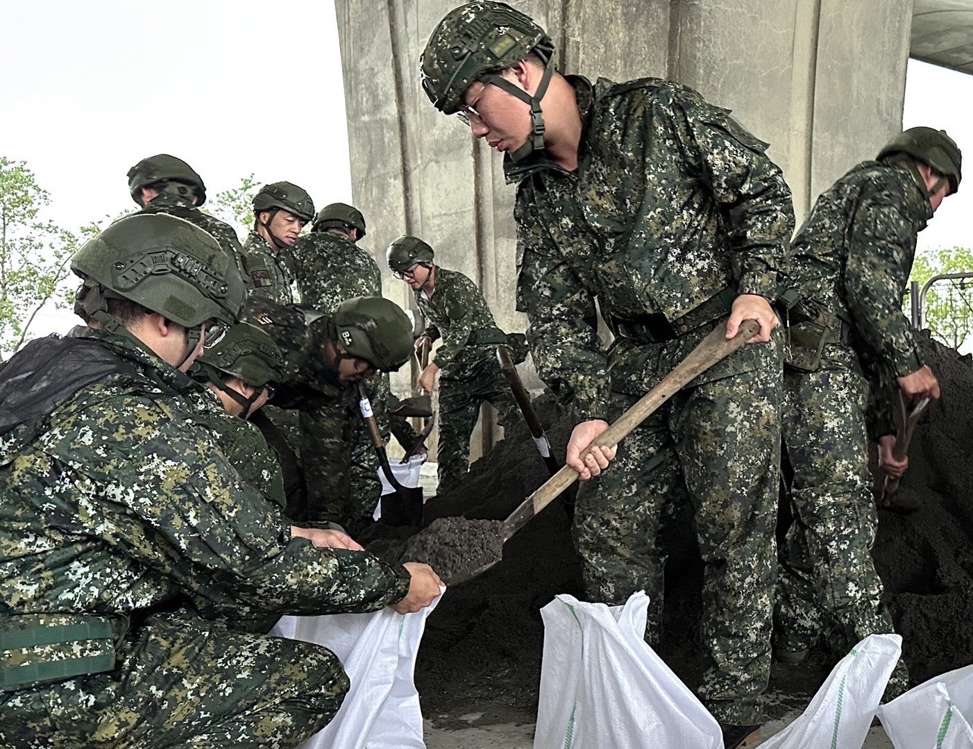 官兵於宜蘭壯圍、南澳協助沙包裝填